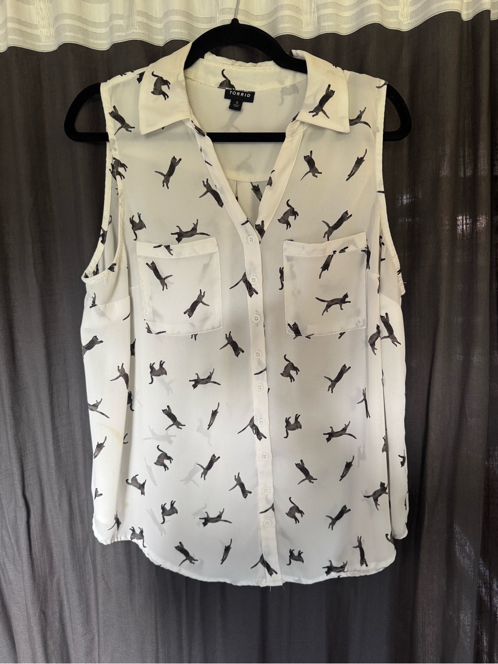 torrid NWOT White Sleeveless Cat-Print Button Blouse